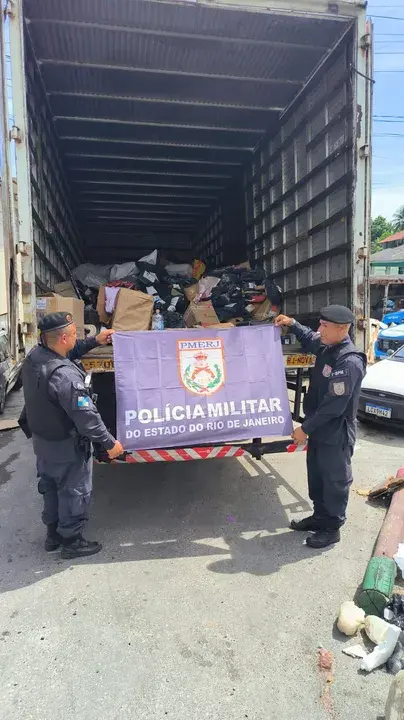Caminhão roubado com mercadorias da Shopee avaliadas em R$ 250 mil é recuperado pela PM em São Gonçalo