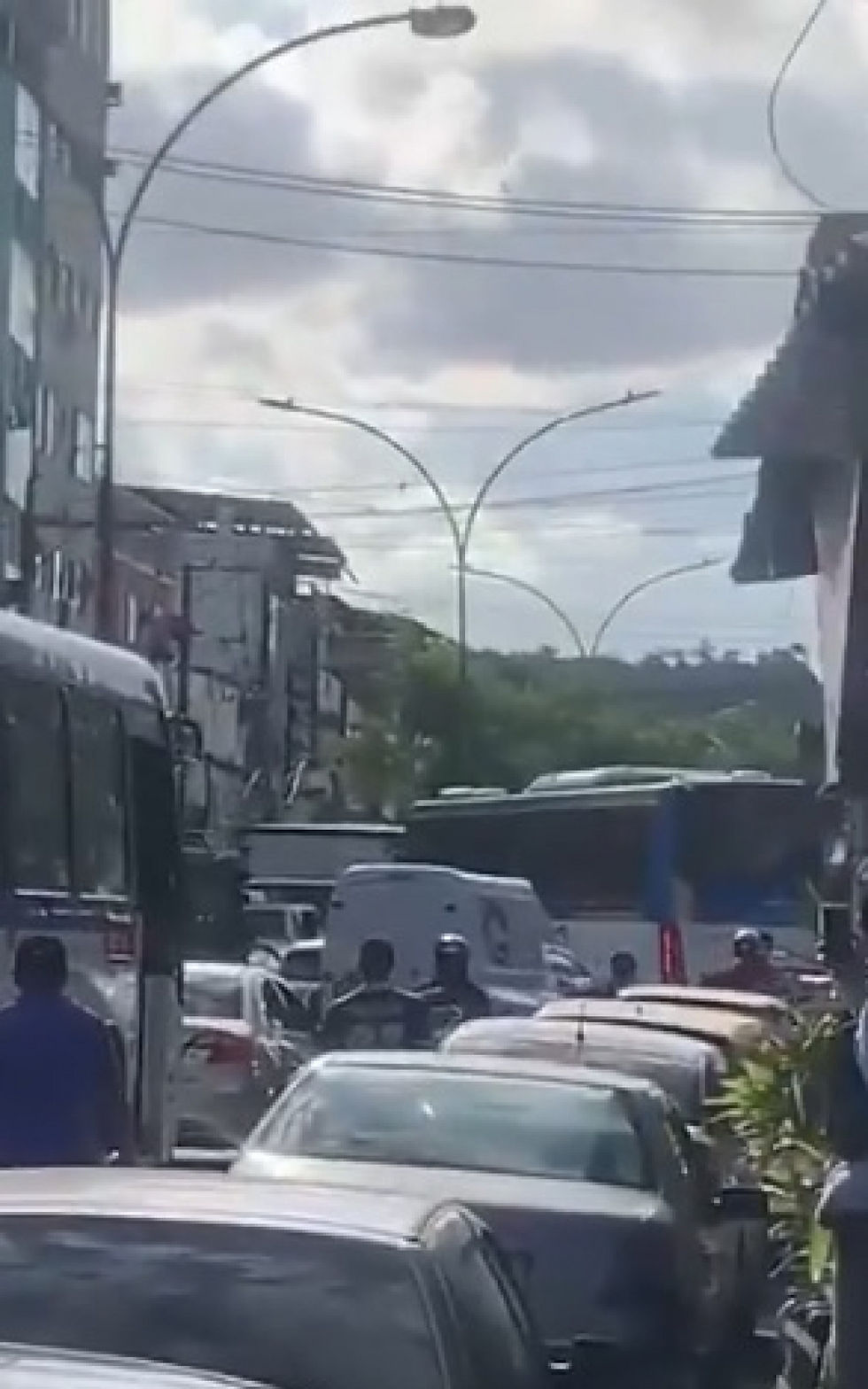 Ônibus é sequestrado e usado como barricada para interditar principal via em Rio das Pedras