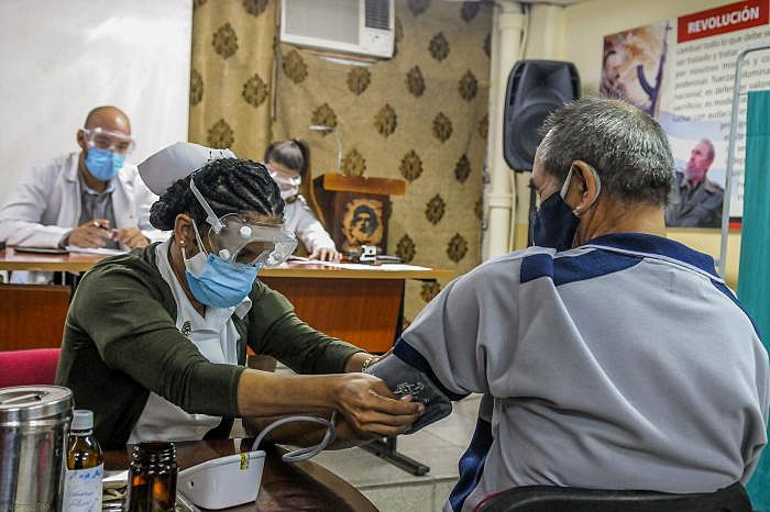 Cuba iniciou, na última segunda-feira (18), a nova etapa da fase 2 de testes da segunda vacina contra o novo coronavírus - José Correa / Granma