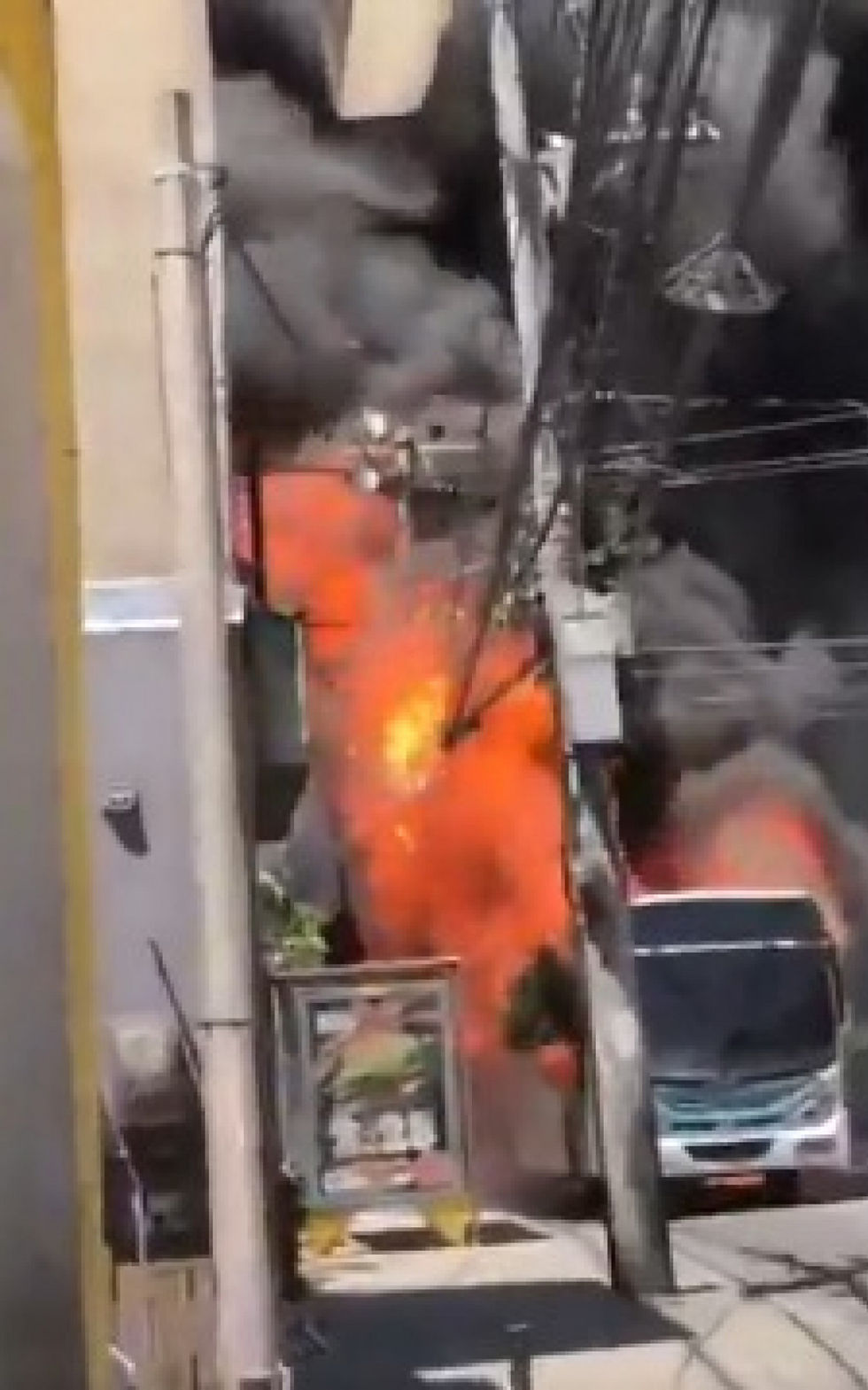 Ônibus sofre pane elétrica e pega fogo em Campo Grande
