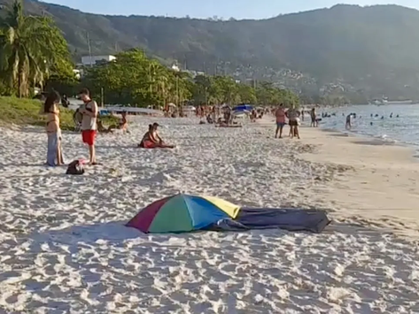 Homem se afoga e morre na praia de Charitas depois de enterrar irmã