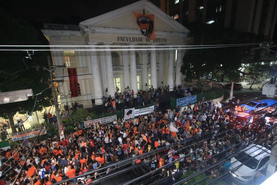 Estudantes da UFF vão às ruas por Lula e contra a extrema direita após primeiro turno