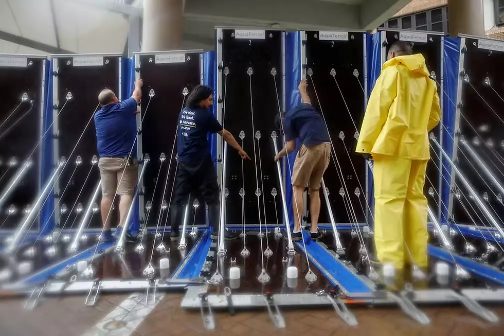 Homens colocam barreiras ao redor do Hospital Geral de Tampa para prevenir enchentes por conta do furacão Milton, em Tampa, na Flórida, em 9 de outubro de 2024. Foto: Octavio Jones/ AP