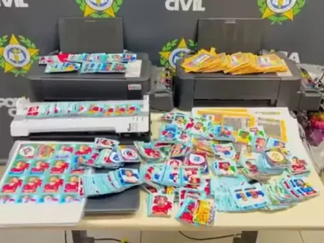 Duas mulheres são presas por vender figurinhas falsificadas da Copa