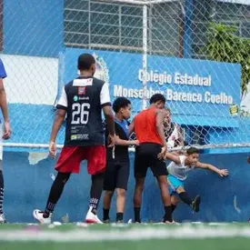  Crianças e jovens gonçalenses participam de aulas de futebol no Boaçu