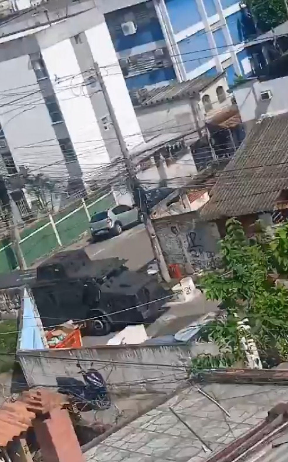 Operação em Vila Kosmos tem intenso tiroteio