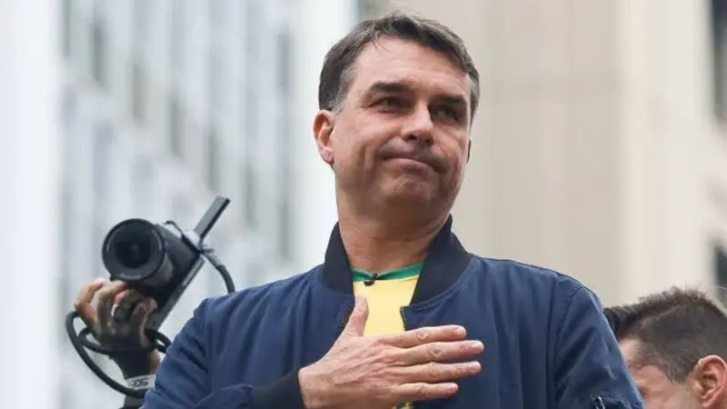 Flávio Bolsonaro descumpre ordens da Polícia Federal e foge do país, confirmam aliados