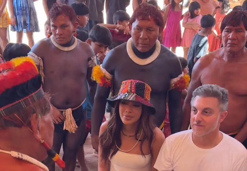 Anitta e Luciano Huck participam do ritual indígena Kuarup no Xingu – Foto: Reprodução