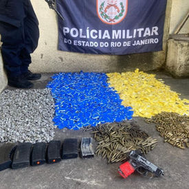 PM apreende drogas e material bélico no Morro do Borel