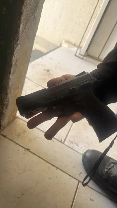 PM troca tiros com criminosos e suspeito é baleado em Itaipuaçu