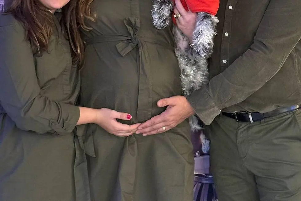 A brasileira Alice, grávida de sete meses, ao lado de sua filha e seu marido nos Estados Unidos. Foto: BBC News Brasil