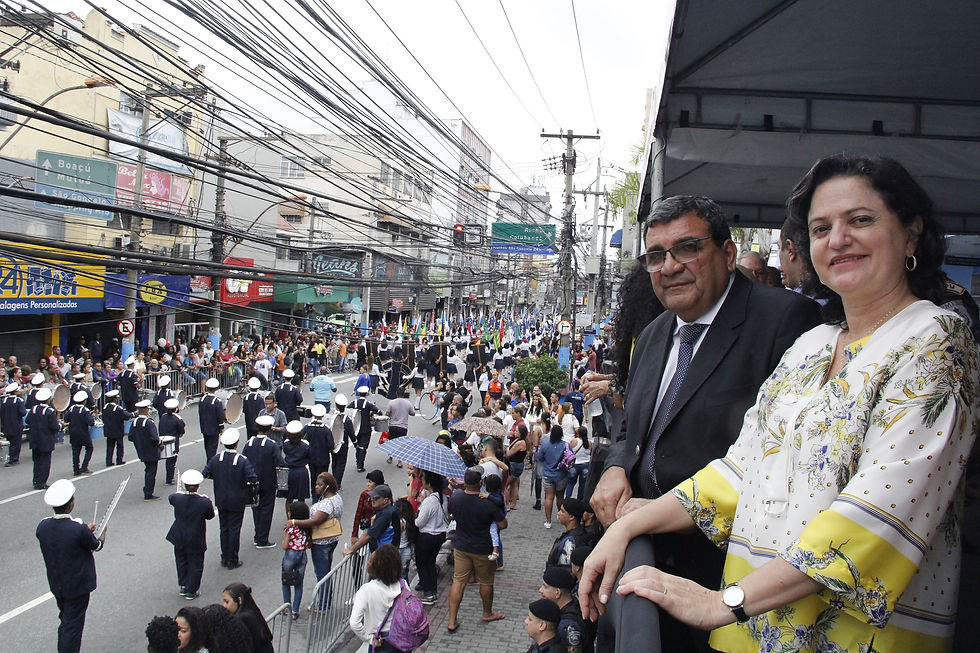 O prefeito José Luiz Nanci acompanhou os desfiles com a primeira-dama Eliane Gabriel/Foto: Divulgação