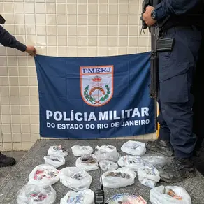 PM prende dois suspeitos de tráfico de drogas em Niterói