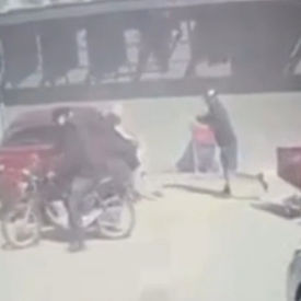 Homem reage a assalto e é baleado em estacionamento de mercado