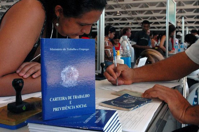 Novo contrato desconstrói direito à remuneração das férias, à gratificação de férias, ao 13º e ao FTGS, incorporando-os ao pagamento mensal / Marcello Casal/Agência Brasil