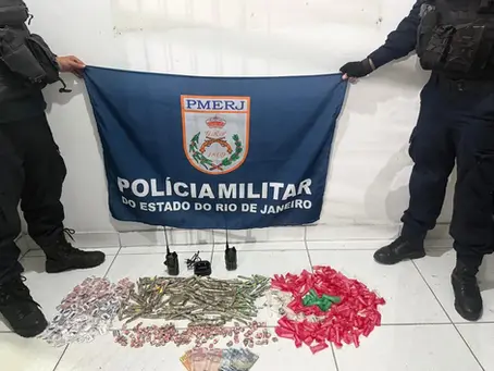 PM apreende drogas, arma, moto roubada e detém suspeitos em ações realizadas em Niterói