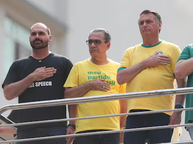 Na foto, representando a Pátria (bananinha), Deus (Silas "Rasputin" Malafaia) e a Família (Bozo)/Foto: Reprodução