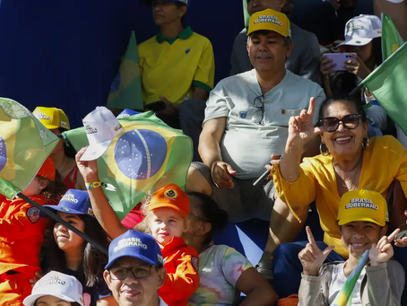 Público acompanha desfile cívico-militar aos gritos de 'sem anistia'