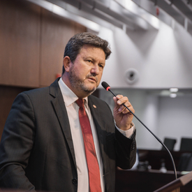 TRE-RJ barra candidato por 'rachadinha' usando tese da 'milícia de gravata'