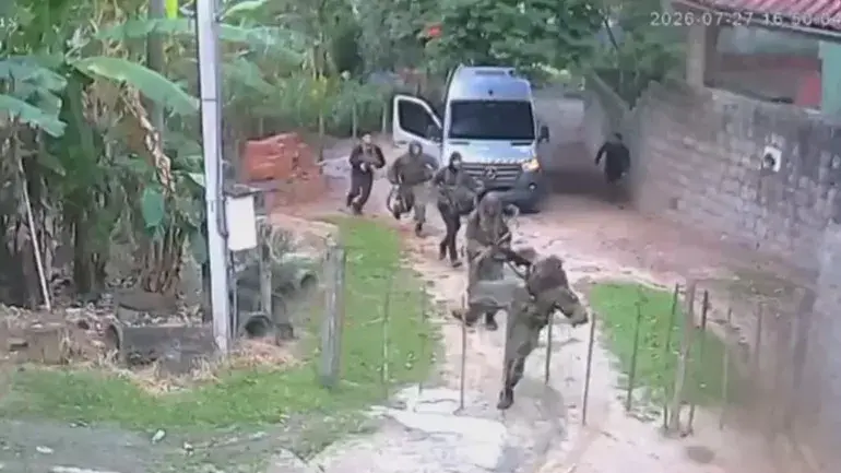 Vídeo mostra criminosos do Comando Vermelho tentando invadir área dominada pela milícia