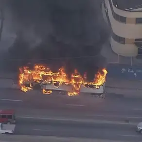 Ônibus pega fogo e interdita pista da Avenida Brasil