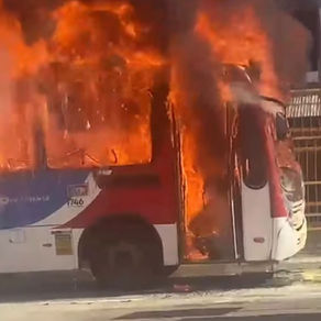 Ônibus pega fogo em Madureira
