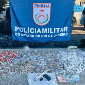  Dupla é presa com arma, drogas e moto roubada em comunidade de Maricá
