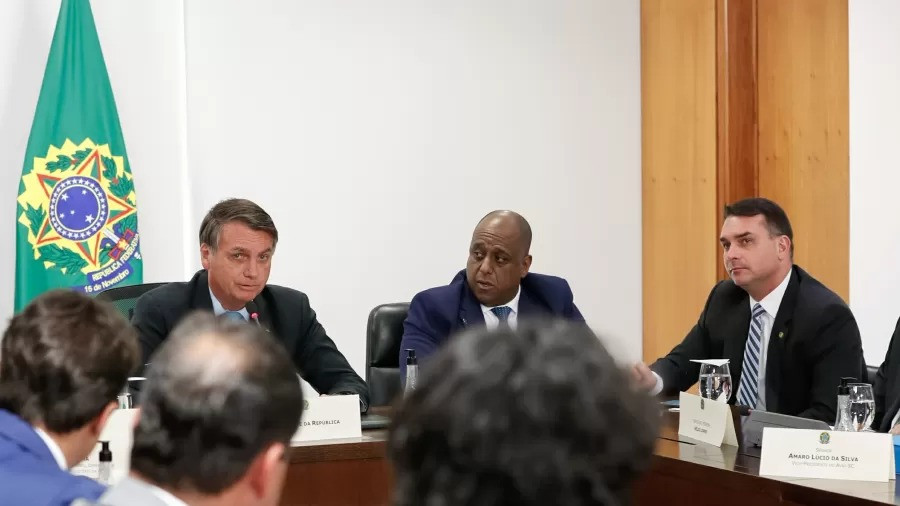 Marcelo Magalhães (ao centro) com o presidente Jair Bolsonaro e o senador Flávio Bolsonaro durante audiência Imagem: Alan Santos/Presidência da República