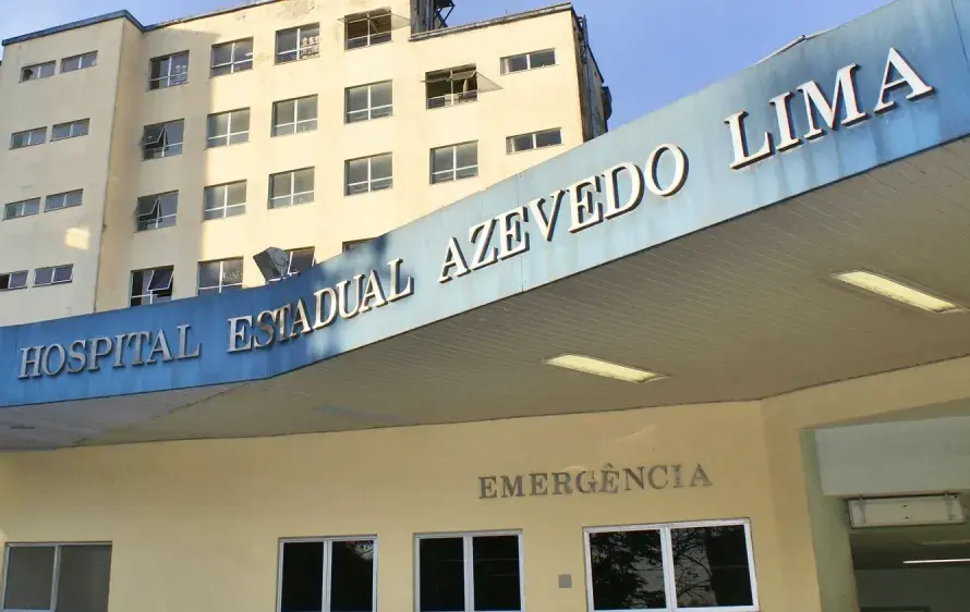 Acidente envolvendo dois carros deixa duas pessoas feridas em Niterói
