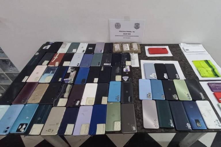 Cerca de 120 celulares foram apreendidos durante varredura em presídios do Rio de Janeiro, na operação que tenta impedir avanço da facção prisional Povo de Israel - Divulgação/Seap
