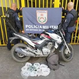 PM prende homem com arma, drogas e moto durante retirada de barricadas em São Gonçalo