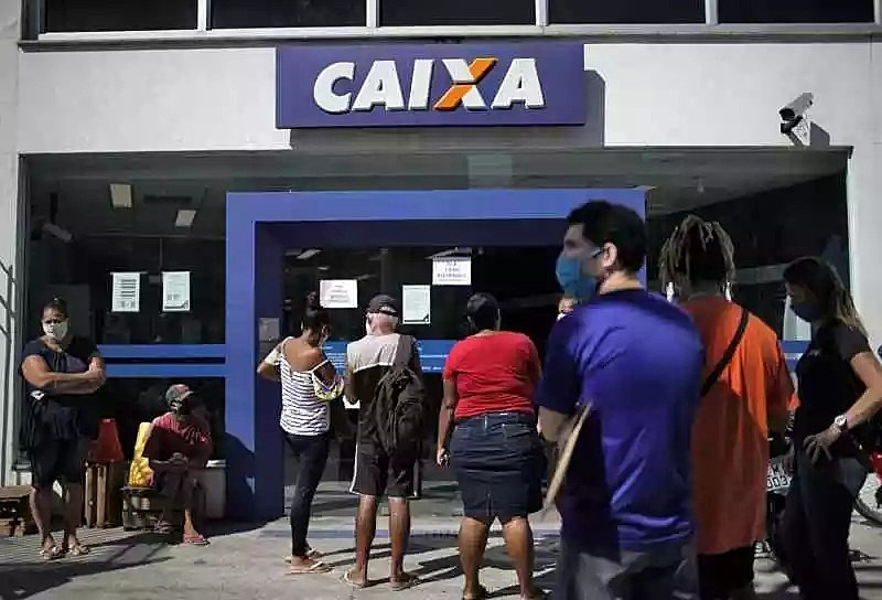 Centralização dos pagamentos na Caixa Econômica provocou filas e atrasos - AFP/Mauro Pimentel