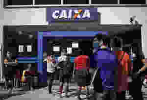 Centralização dos pagamentos na Caixa Econômica provocou filas e atrasos - AFP/Mauro Pimentel