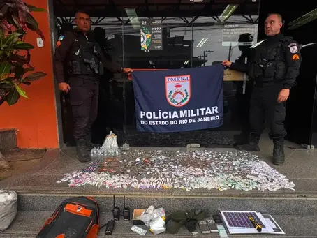 PM apreende drogas e recupera moto roubada em Maricá