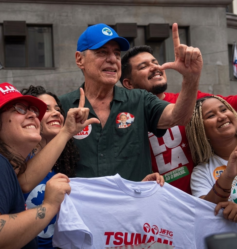 'Estamos aqui contra a truculência e contra a subserviência': Chico Buarque abre série de atos por Lula no Brasil
