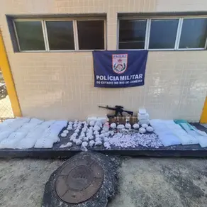 PM apreende fuzil e drogas após operação na Nova Brasília, em Niterói