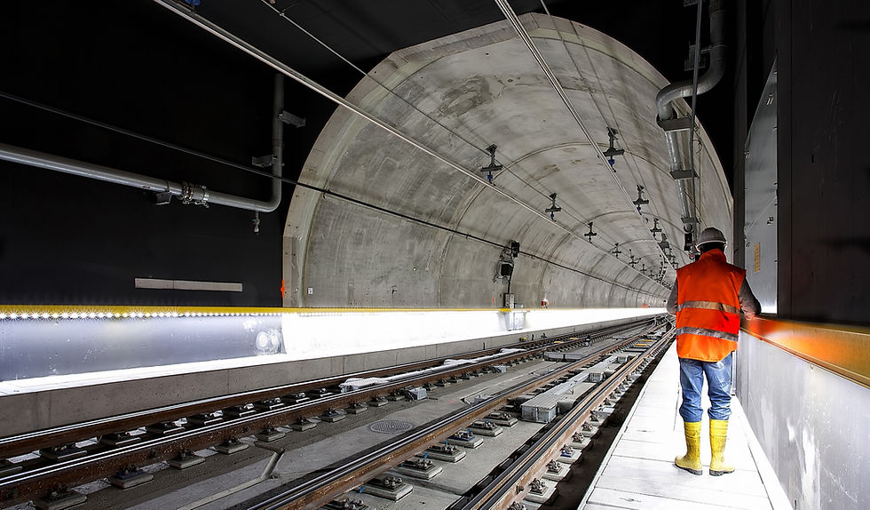 Operaio in tunnell ferroviario - FAVECOS srl Società Benefit- Impresa di costruzioni di opere edili pubbliche e private. Realizzazione infrastrutture e impianti energetici.