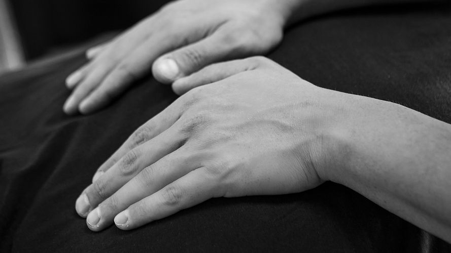 Trattamenti Osteopatici a Pescara - Mani su petto - Andrea Melotti Osteopata