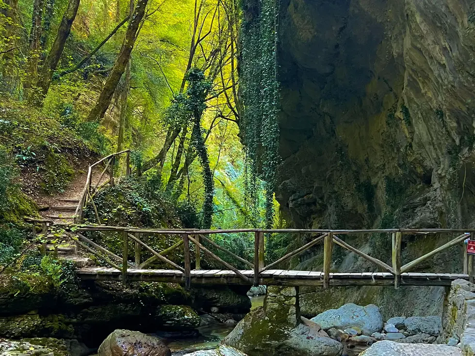 Copertina dell'itinerario turistico Tour della Maiella in Abruzzo - EBook prodotto da Abruzzo Official Travel