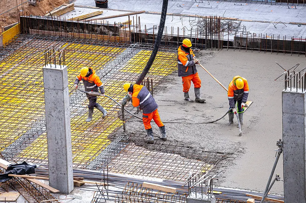 Colata di calcestruzzo - FAVECOS srl - Impresa di costruzioni di opere edili pubbliche e private. Realizzazione infrastrutture e impianti energetici. Immagine con operai al lavoro in cantierie