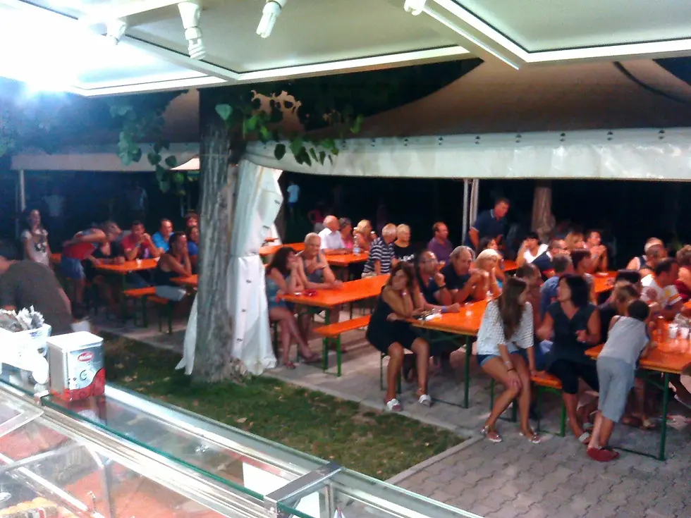 Immagini di momenti di festa con gli ospiti. Animazioni, giochi, concerti e attività per adulti e bambini. Agri Campeggio Mare Nostrum - camping e aree sosta camper in Abruzzo, a Roseto degli Abruzzi