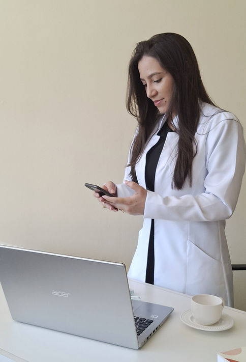 Nutricionista Thairine Pacheco em atendimento online por vídeo