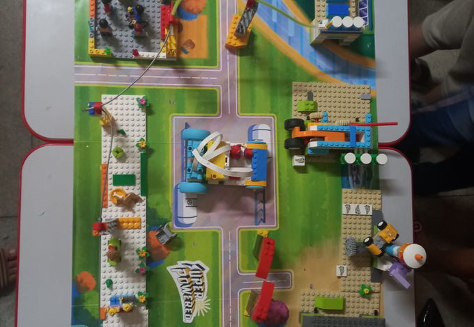 A equipe Sol e Luz, compreendendo que as energias renováveis são necessárias para a preservação do meio ambiente, pois além dos benefícios para a natureza, contribui ainda com a redução nos gastos públicos. Desse modo, propôs a criação de um sistema de captação de energia solar, com placas solares para a Escola Professor Marcolino Botelho, e, após o tempo de testagem, o projeto deverá ser ampliado para as demais Unidade de Ensino.