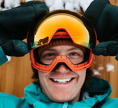 Man demostratin ZEAL goggles rail lock system.