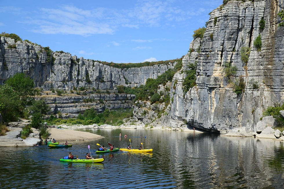 🛶 Location canoë-kayak à Ruoms (Ardèche) : parcours, formats & réservations