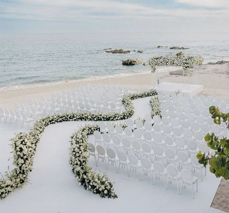 Dải hoa trắng được phủ kín hai bên lối đi lễ đường