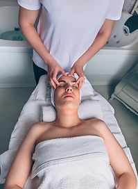woman-receiving-facial-treatment-on-clinical-cente-2026-01-08-08-23-03-utc.jpg