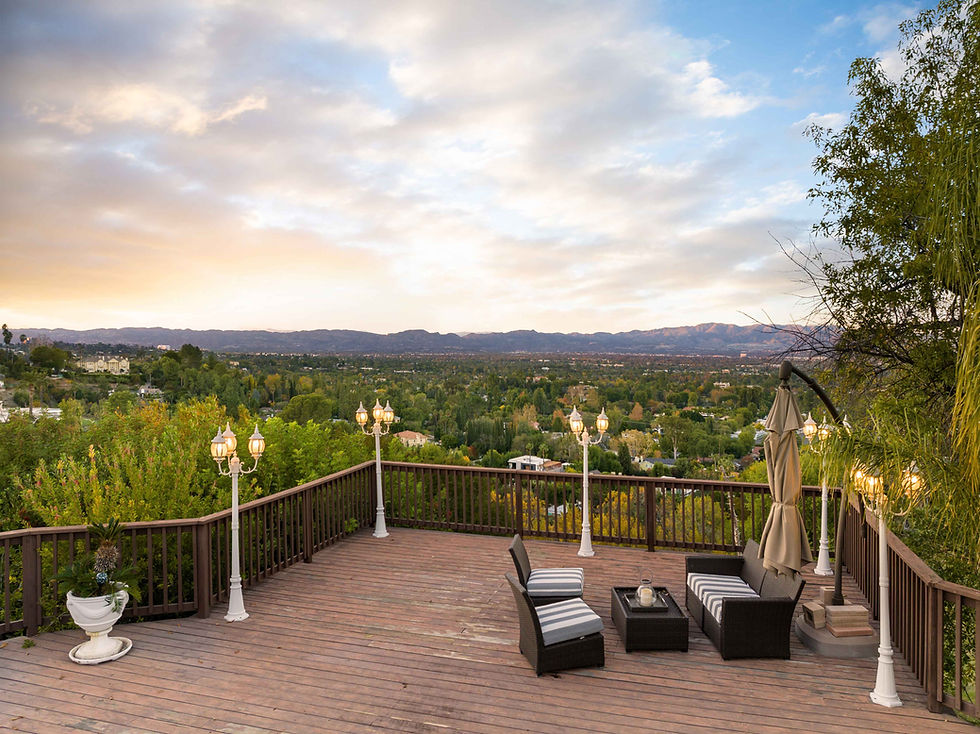 outdoor-deck-with-tables-and-chairs-offering-a-pi-2026-03-18-05-39-30-utc_11zon.jpg