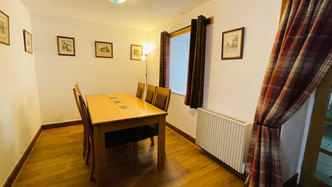 Traditional oak dinning table for 6