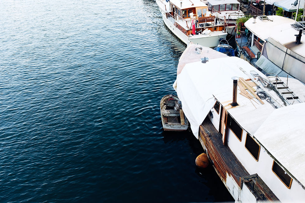moored-boats-in-harbor-reflecting-on-blue-water-2026-01-07-02-13-19-utc.jpg
